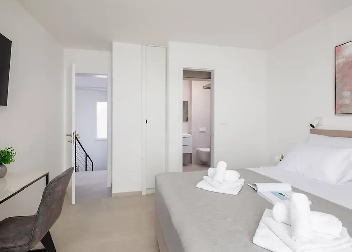 Modern Maris - With Heated Pool & Sea View *