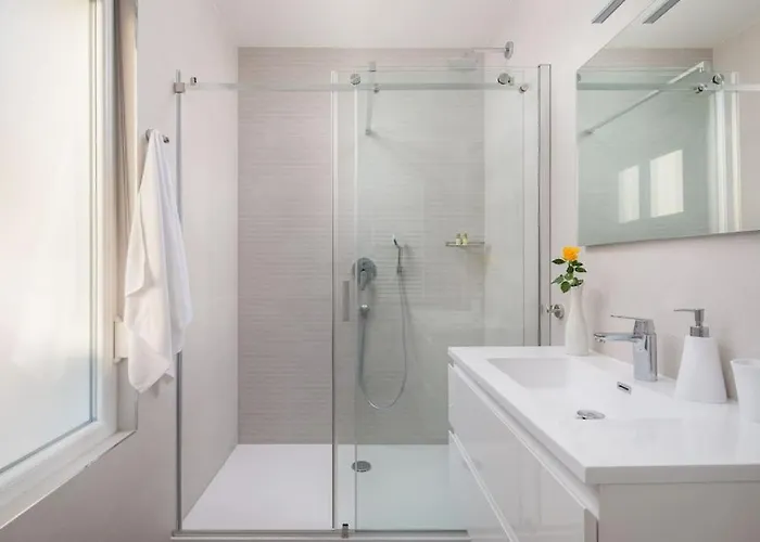 Modern Maris - With Heated Pool & Sea View *