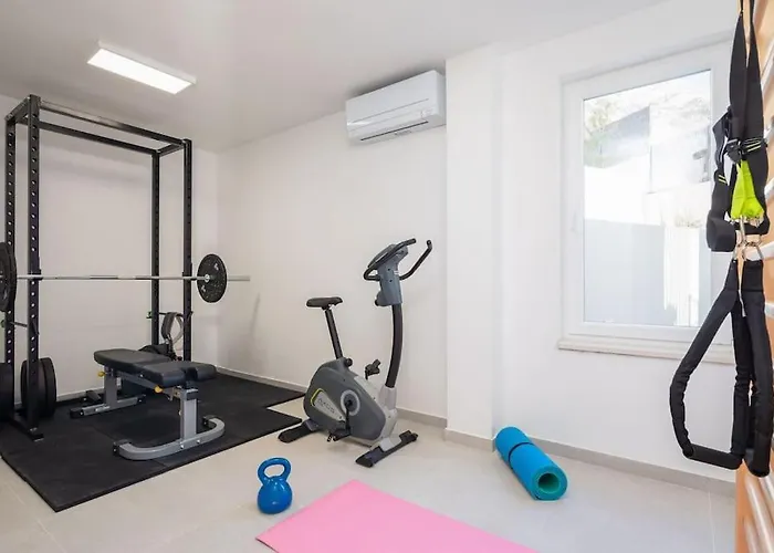 Modern Maris - With Heated Pool & Sea View Brela
