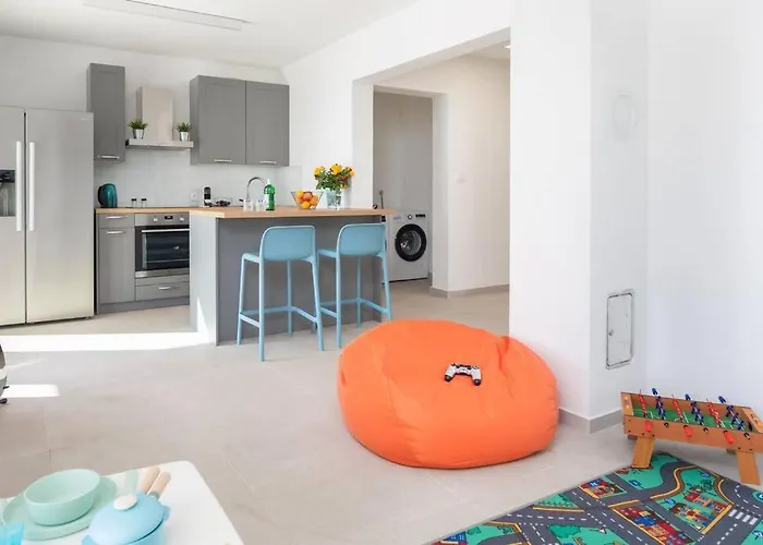 Modern Maris - With Heated Pool & Sea View Brela