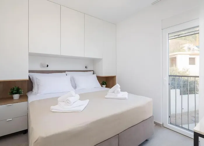 Modern Maris - With Heated Pool & Sea View * Brela