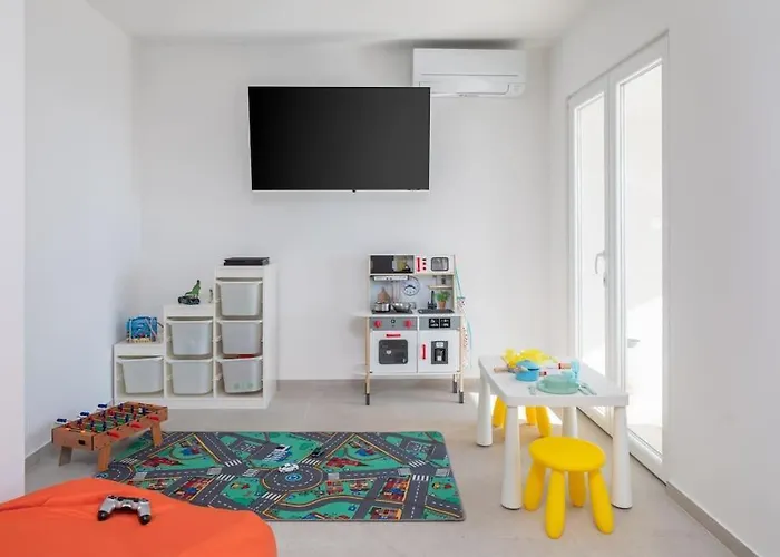 Modern Maris - With Heated Pool & Sea View *