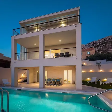 Modern Maris - With Heated Pool & Sea View فيلة