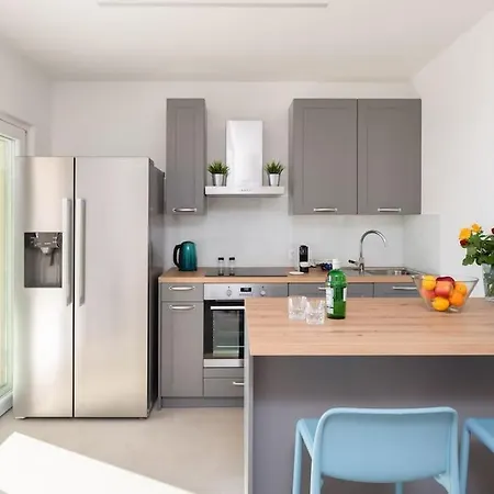 Modern Maris - With Heated Pool & Sea View *