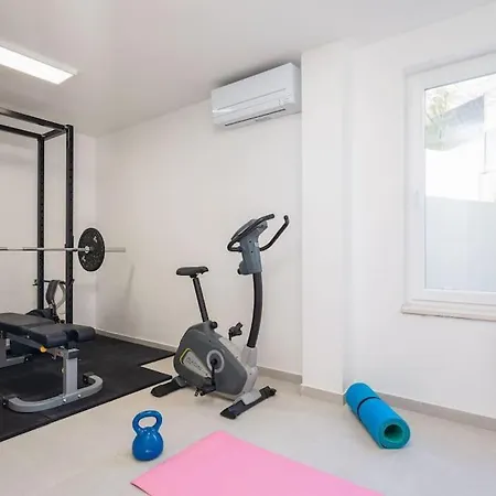 Modern Maris - With Heated Pool & Sea View Brela