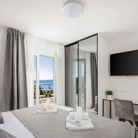 Modern Maris - With Heated Pool & Sea View Villa Brela