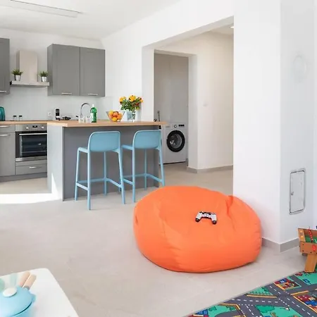 Modern Maris - With Heated Pool & Sea View Brela