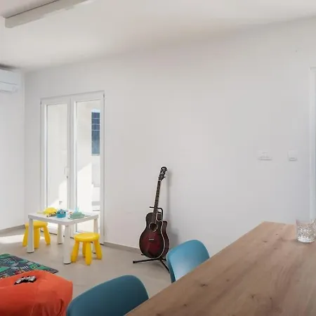 Modern Maris - With Heated Pool & Sea View Brela