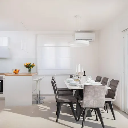 Modern Maris - With Heated Pool & Sea View