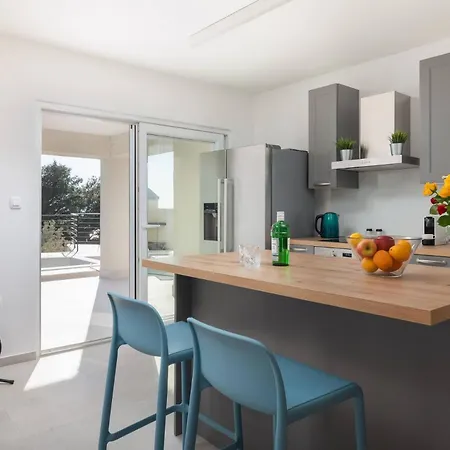 Modern Maris - With Heated Pool & Sea View