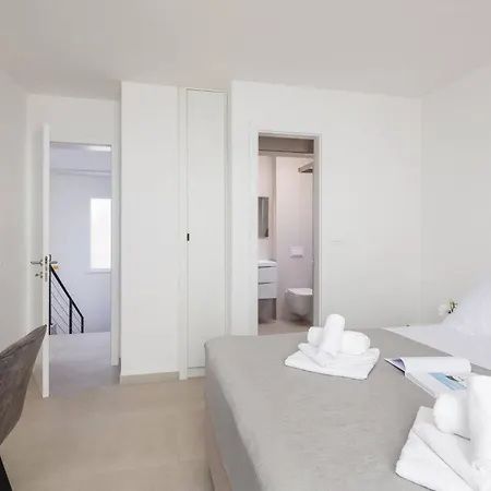 Modern Maris - With Heated Pool & Sea View