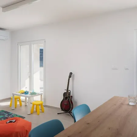 Modern Maris - With Heated Pool & Sea View بريلا