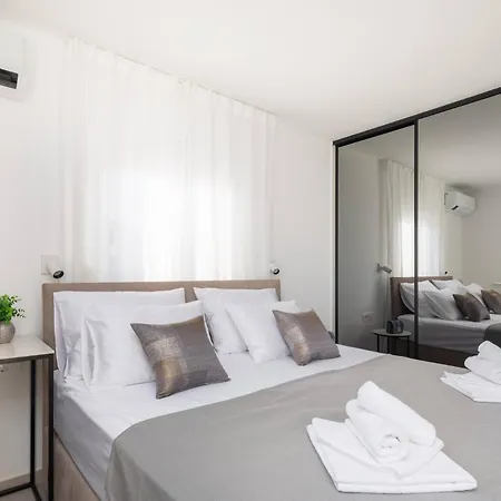 Modern Maris - With Heated Pool & Sea View Вілла Брела