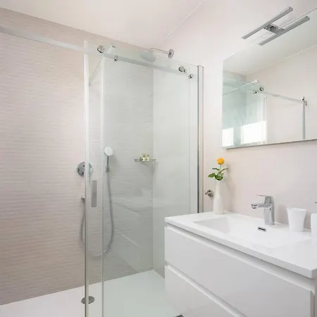 Modern Maris - With Heated Pool & Sea View *