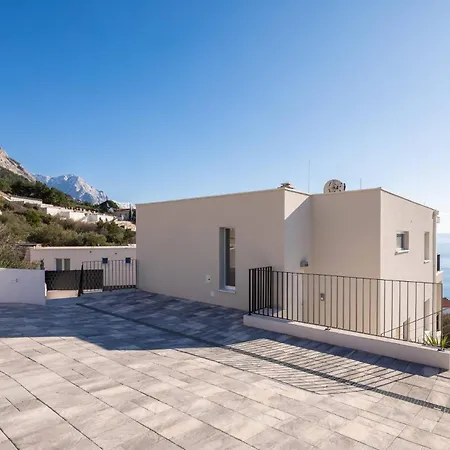 Modern Maris - With Heated Pool & Sea View Вілла Брела