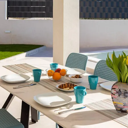 Modern Maris - With Heated Pool & Sea View *